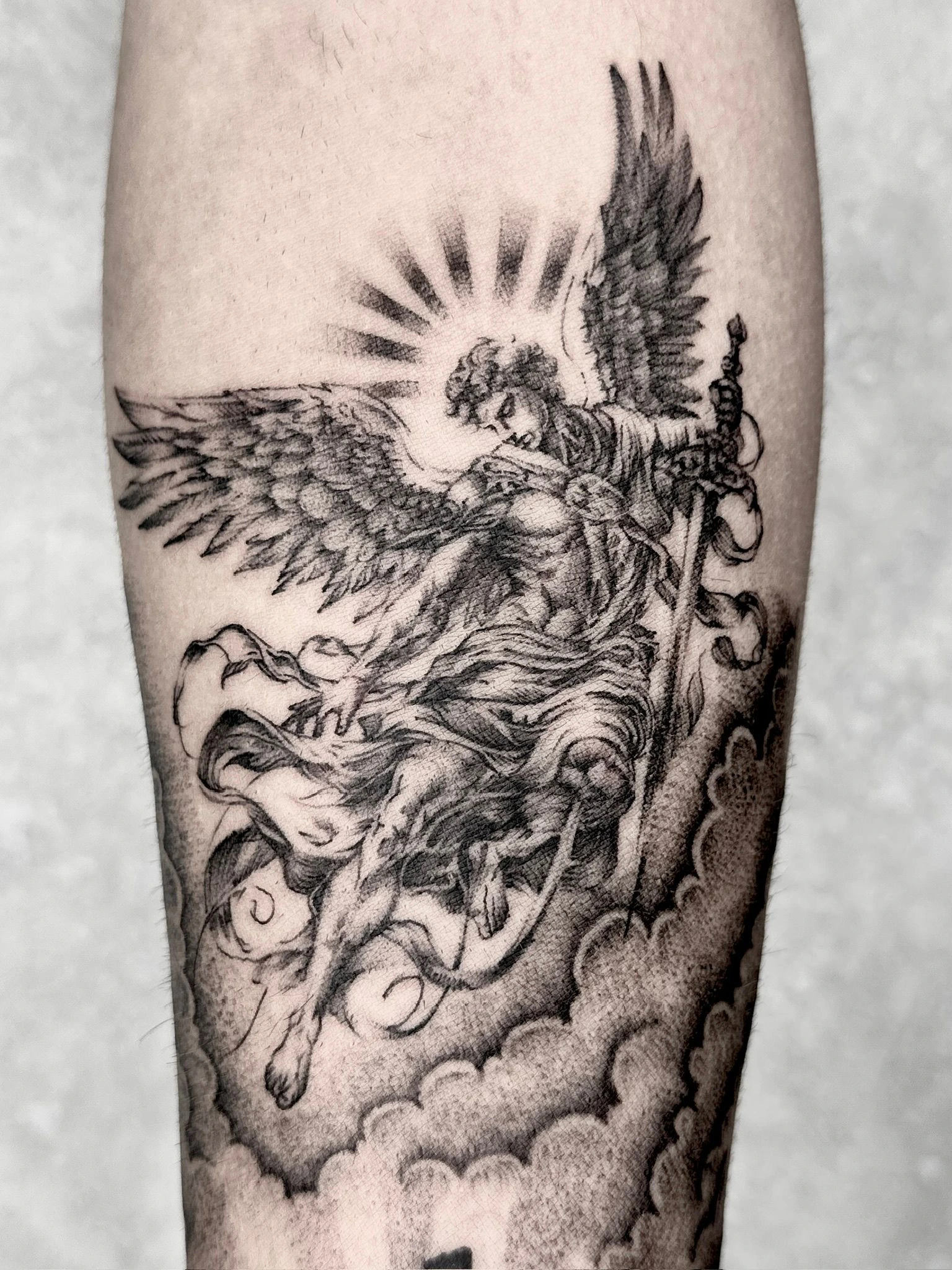 Tatuaje de arc&aacute;ngel en l&iacute;nea fina - Lux Tattoo Studio Le&oacute;n