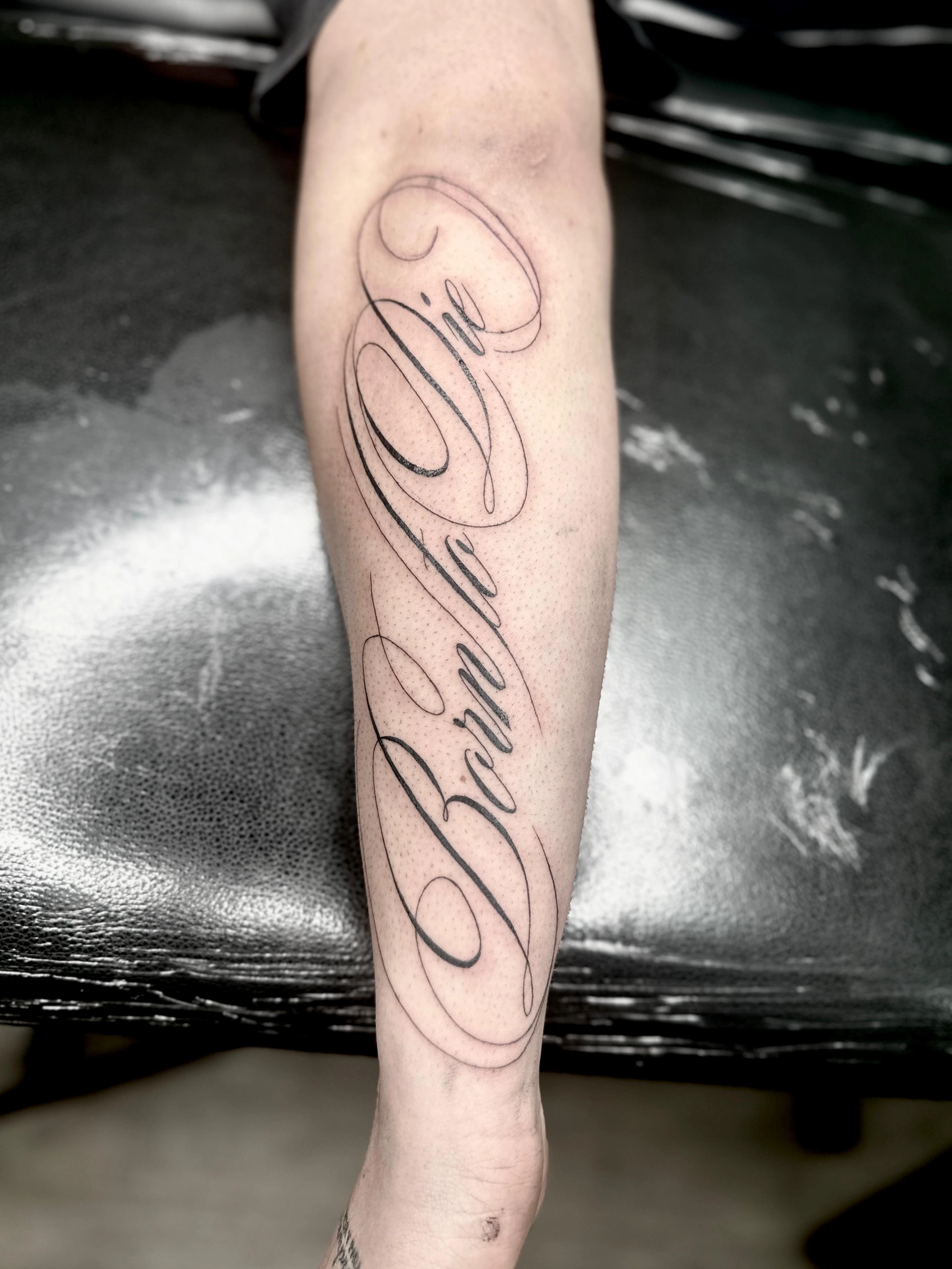 Tatuaje lettering Born to Die - Lux Tattoo Studio Le&oacute;n