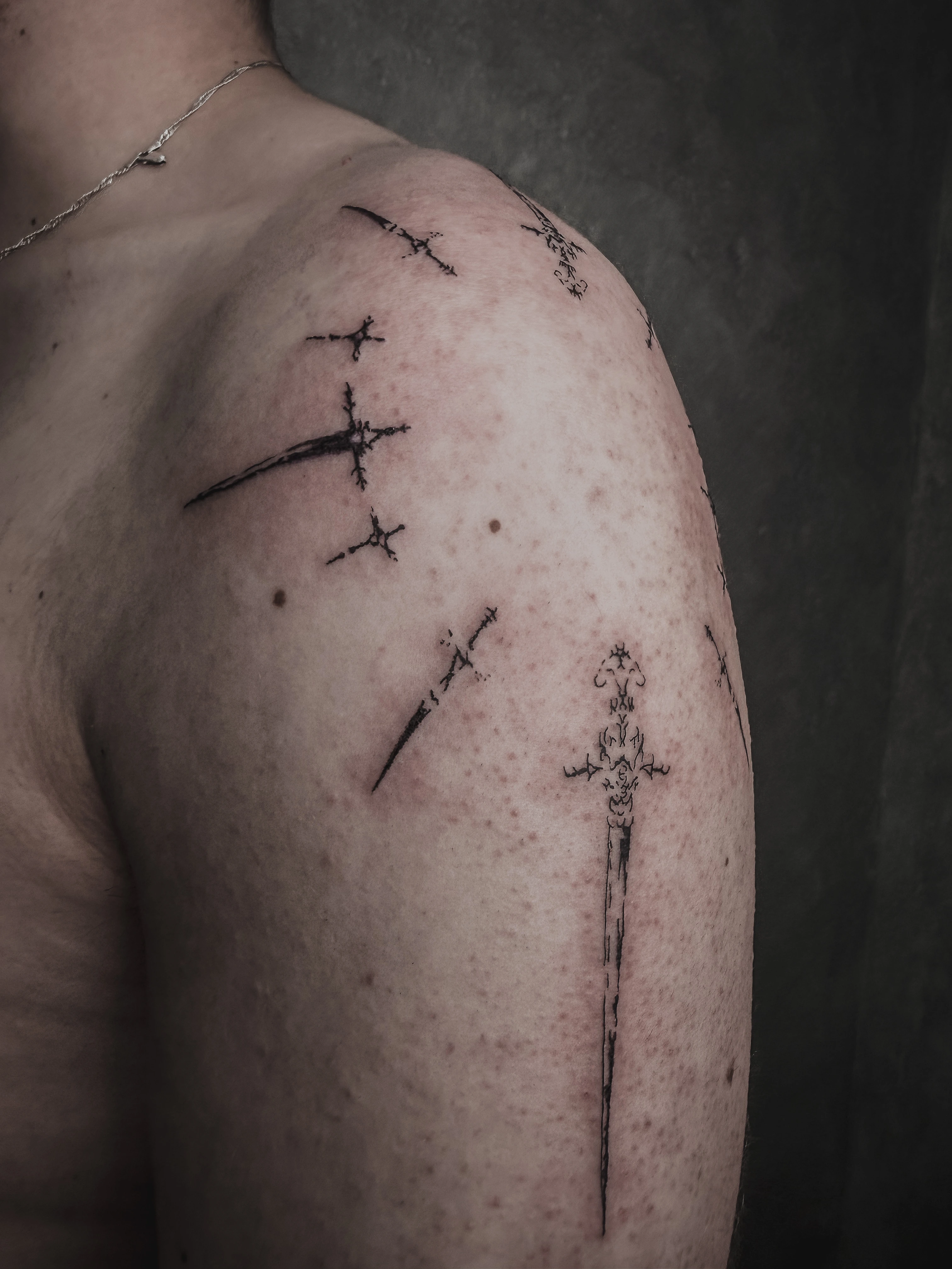 Tatuaje de espadas estilo pullwave - Lux Tattoo Studio Le&oacute;n