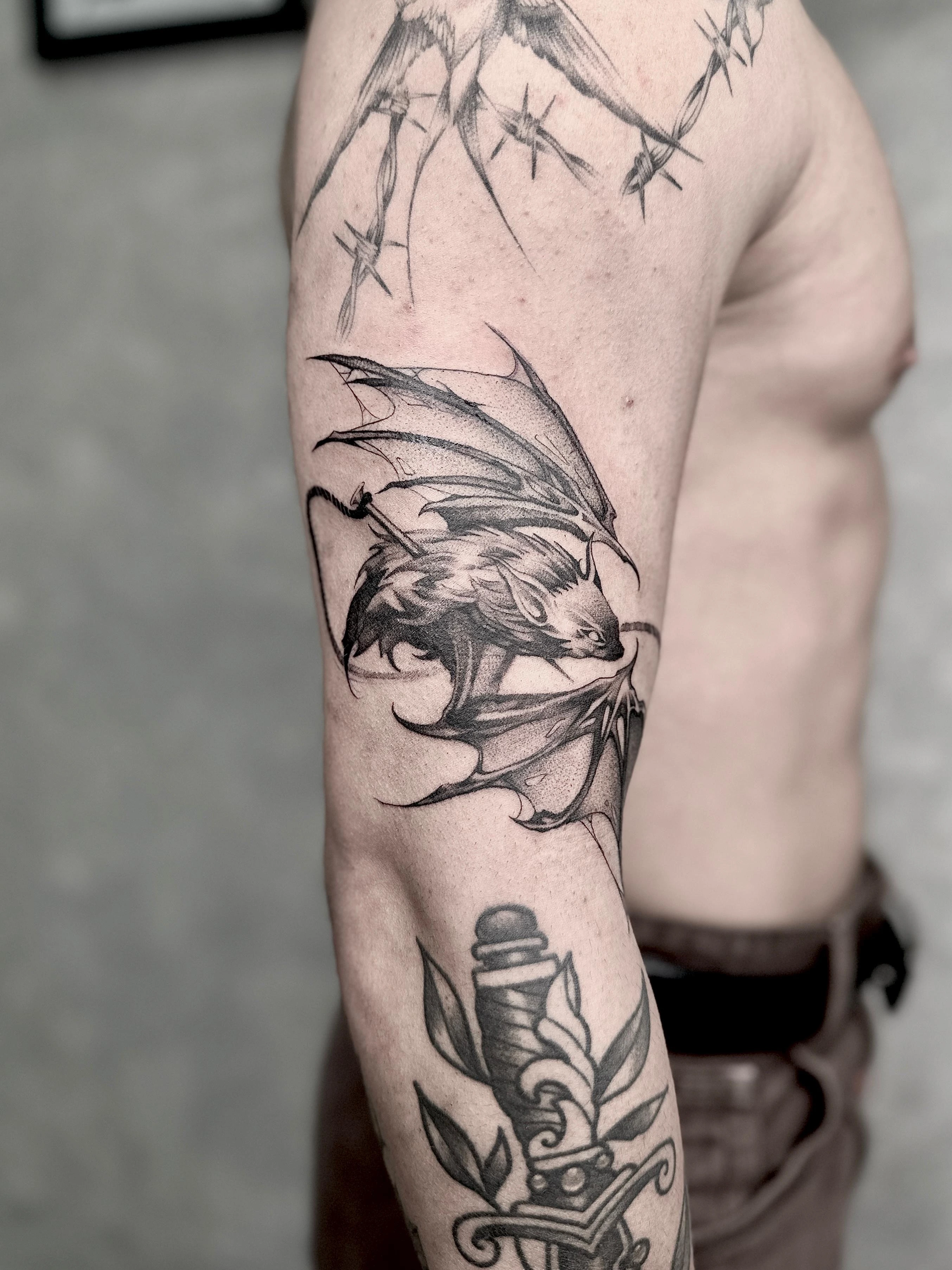 Tatuaje de murci&eacute;lago en blackwork - Lux Tattoo Studio Le&oacute;n