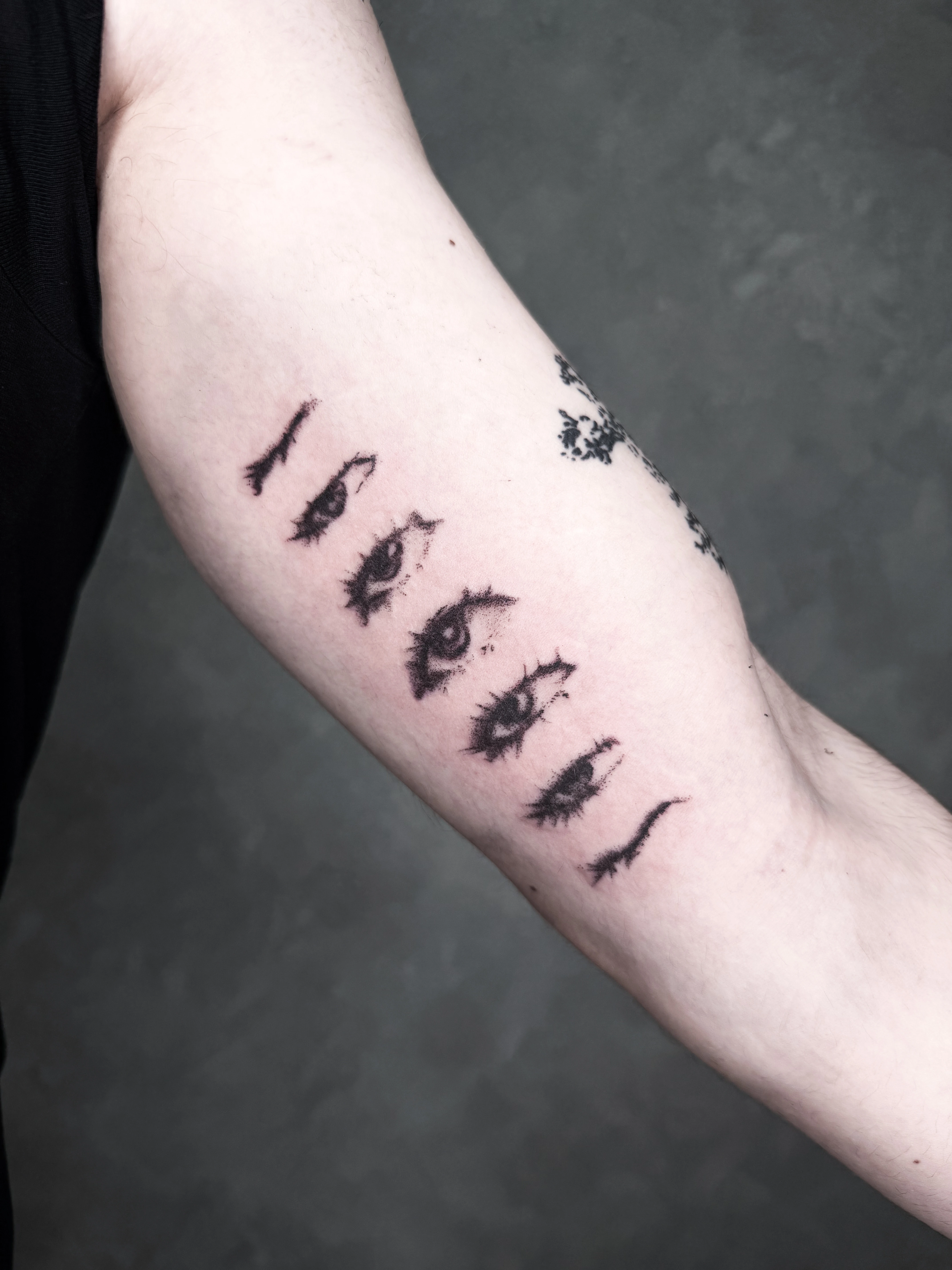 Tatuaje de ojos en puntillismo - Lux Tattoo Studio Le&oacute;n