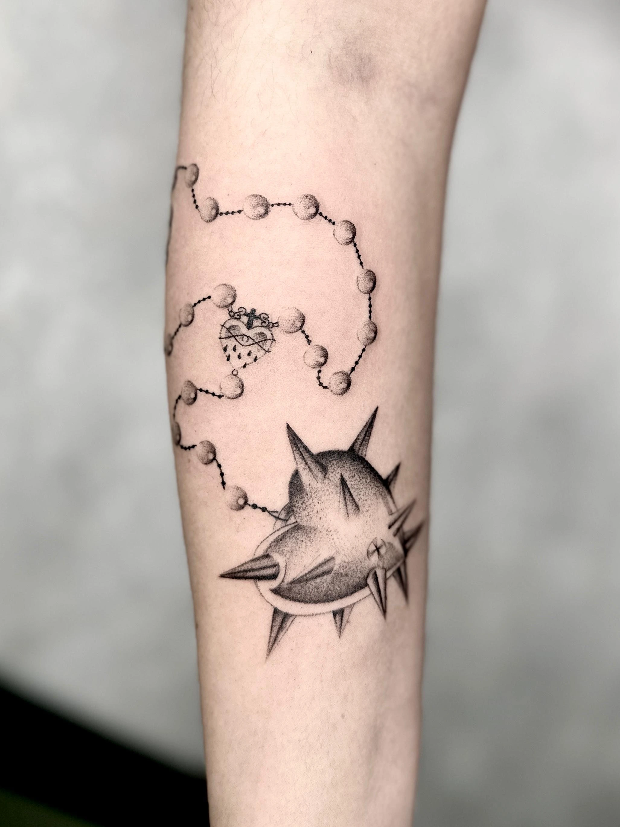 Tatuaje de rosario con coraz&oacute;n - Lux Tattoo Studio Le&oacute;n